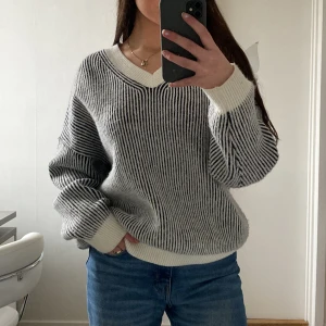 Stickad tröja - En oanvänd stickad tröja i storlek M/L