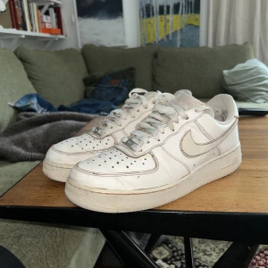 Coffeedye airforce  - Sjukt nice coffeedyed airforce lite slitna men på ett bra sätt storlek 44,5 