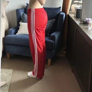 Adidasbyxor - Säljer dessa röda adidas track pants i strl S❤️