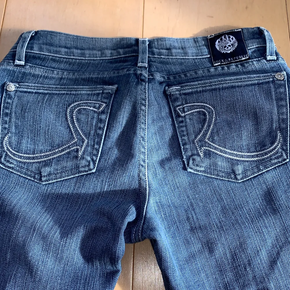 Låga vintage jeans i bootcut💗 midja 82cm & Innerben 86💗 som nya. Jeans & Byxor.
