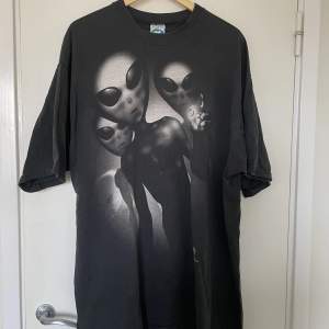 Vintage T-shirt köpt på Ettresex med Alien print fram och bak.  Funkar som klänning om du inte är 200m lång Size XXL. 100% COTTON. MADEN IN U.S.A 