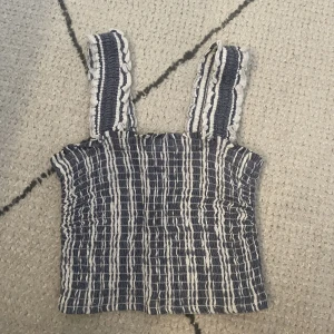 Linne från hollister - Linne från hollister i storlek xs. Inga tecken på användning, säljer då det är för litet💓75kr+ frakt  Pris går att diskutera