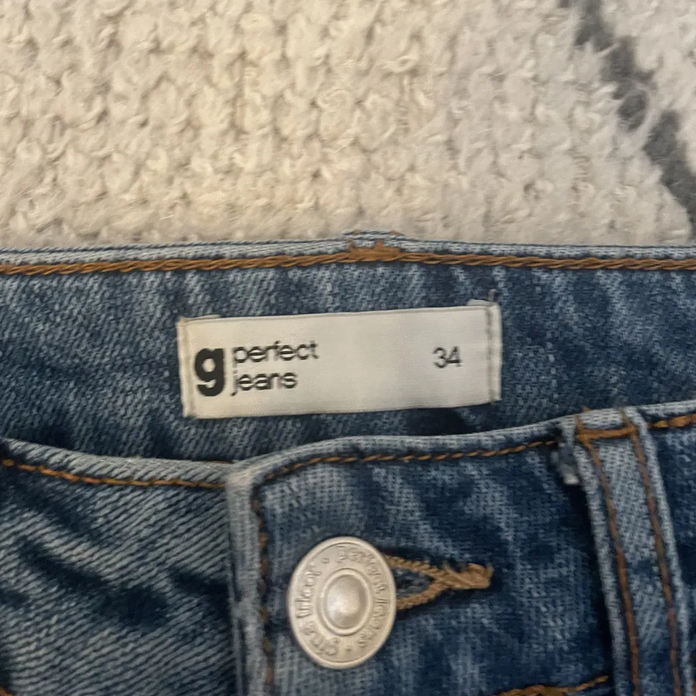 Jeans från Gina tricot i storlek 34. Bra skick men tyvärr för små för mig💓nypris 400kr, säljer för 120+frakt💓. Jeans & Byxor.
