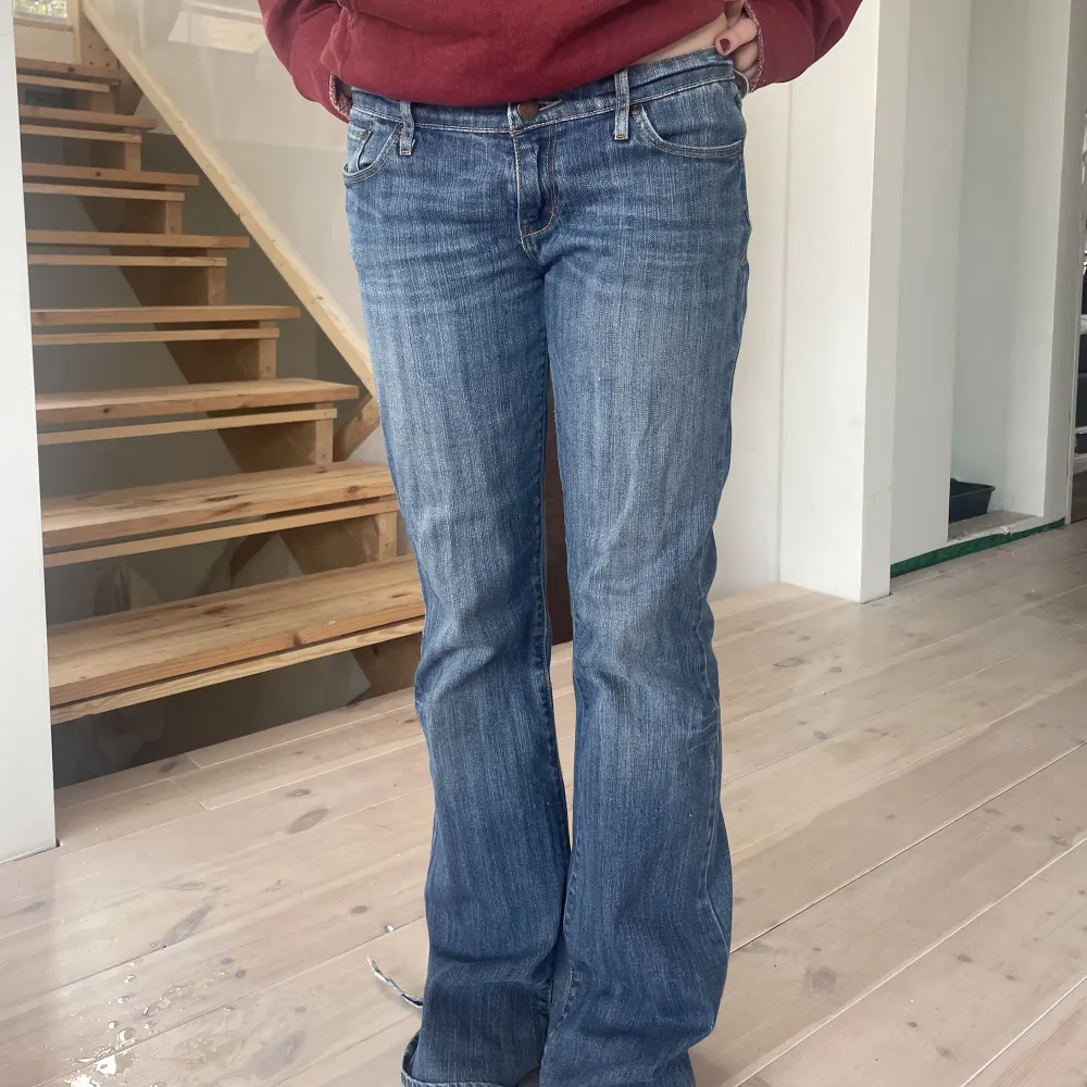 Säljer dessa sjukt snygga abercrombie and fitch jeans perfekta nu till våren! Jag är ungefär 163 och de är lite långa på mig!💘💘. Jeans & Byxor.