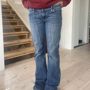 Lågmidjade Jeans💘 - Säljer dessa sjukt snygga abercrombie and fitch jeans perfekta nu till våren! Jag är ungefär 163 och de är lite långa på mig!💘💘