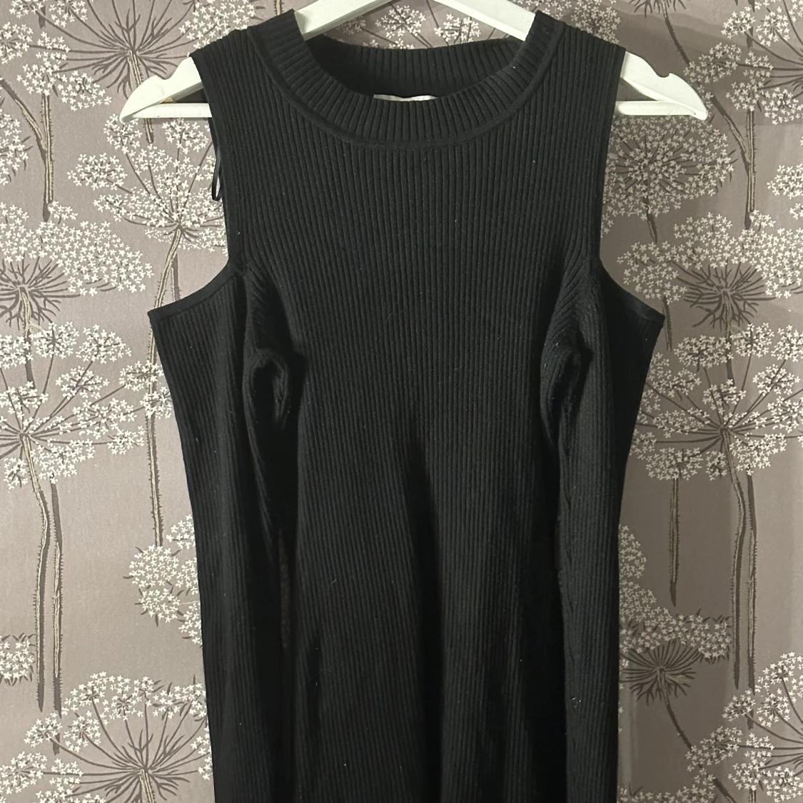 Långärmad svart tröja med öppna axlar