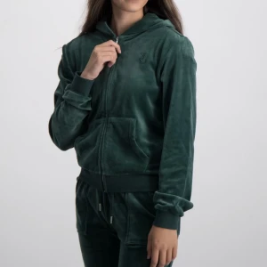 Juicy set  - Har använt dig få gånger och har inte användning för den. Byxorna är i 170-176cm är som M och tröja är i 158-164 de sitter som en S storlek. Du står för frakten ❤️