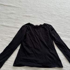 Långärmad basic svart tröja från Åhléns i storlek s. Använd men i bra skick.