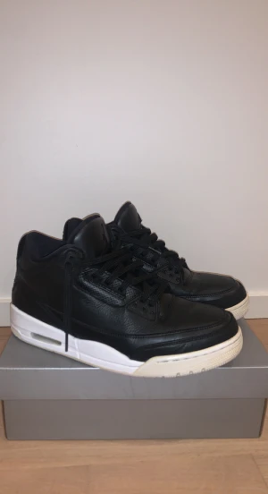 Jordan 3 - Fint skick, storlek 45 Använda it alls mycke. För frågor så är de bara att skriva på dm🤝