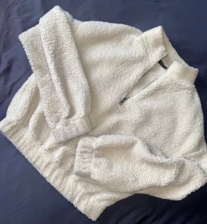 Teddy tröja  - Superskön & mysig Teddy tröja med dragkedja 🤍