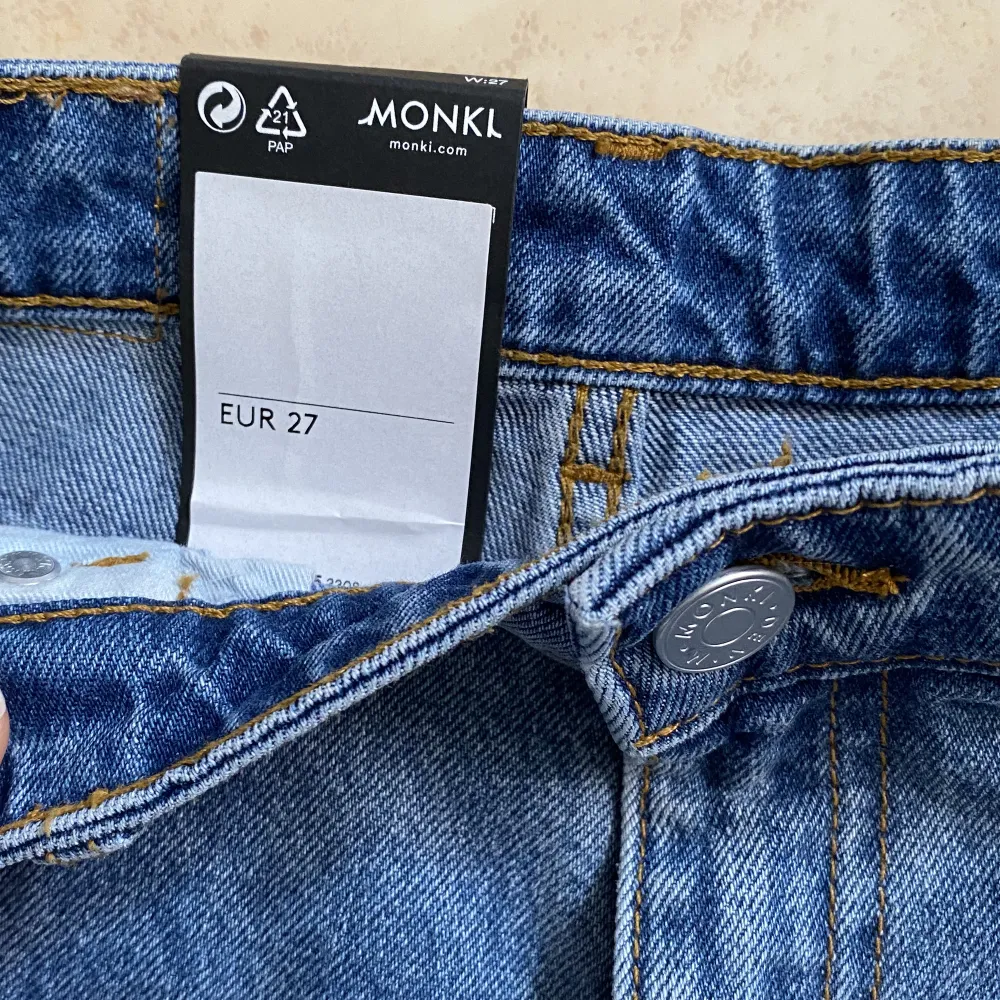 Helt splittrans nya raka jeans från Monki! Säljer då jag råkade köpa i fel storlek, och glömde returnera   Midjan är 27  och innerbenslängden 32 💕 . Jeans & Byxor.