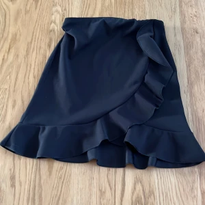 Nelly kjol - Nelly kjol. Svart. Storlek xs. Säljes pågrund av att den är för liten. Är i gott skick.