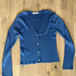 Festlig tröja  - Använd en gång köpt från mango för 400kr, skimrar fint i ljuset, storlek L men passar mig perfekt som brukar bära storlek S (stretchigt material) 