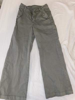 Dovt gröna/pistagegröna jeans från KappAhl. Storlek 36, de är i mycket bra skick!