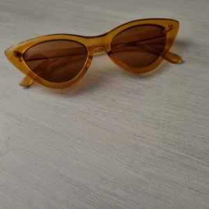 Cat eye solglasögon - Snygga solglasögon som gör outfiten lite mer unik, som ny! Säljer för att de inte kommer till användning längre