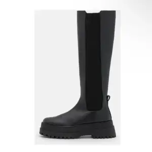 Säljer dessa chelsea boots köpta på nelly.com för 800+frakt stl 39💛 pris kan diskuteras !