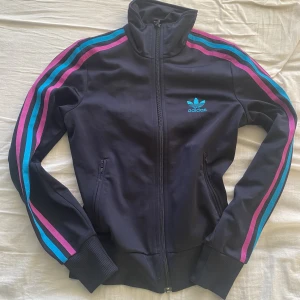Adidas zip up - Super snygg Adidas zip up! Nyskick !!!🫶