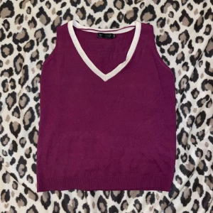 lila/rosa väst - Jätte söt lila/rosa väst, så mjukt material! Man kan även ha som linne. Lite oversized, strl L men mer likt M🫧🐇