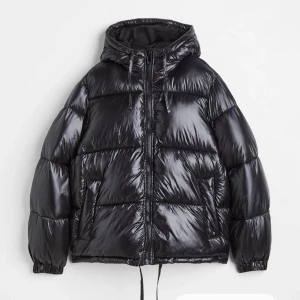Hm puffer jacket - Slutsåld hm puffer jacket. Sparsamt använd, skicka för fler bilder💗💗buda från 350, eller köp direkt för 450🫶🏼