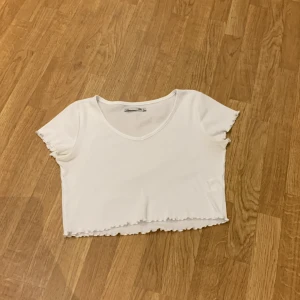 Topp  - En vit topp.  (är stor i storlek) Man får själv stå för frakten. 