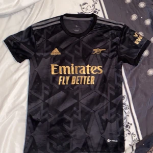 Arsenal adidas tröja - Jag säljer en arsenal tröja säljer den för att den blev för små. Har använts två gånger, storlek S