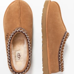 Ugg tasman storlek 39 - Säljer mina helt nya Ugg tasman skor i storlek 39. Säljer dom eftersom att det var för små. Skorna är helt nya och ligger fortfarande kvar i kartongen! Buda från 1100kr eller köp direkt för 1350kr💘