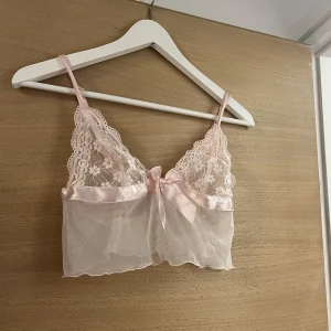 S - Supergullig rosa topp! 💌 Använd men är i fint skick, skulle passa en XS-S skulle jag säga.  Justerbara axelband 