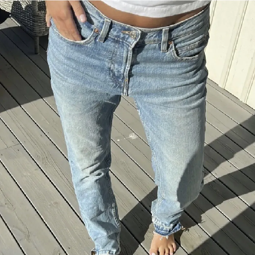 Säljer dessa snygga lågmidjade jeans köpta på Plick men passade inte riktigt mig i smaken. Pris kan diskuteras🫶🏻(Bilderna år lånade)  Hör av er om ni vill ha fler bilder, vill veta mått eller liknande . Jeans & Byxor.