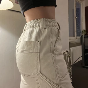 Cargo byxor - Cargo byxor från Urban outfitters i storlek xs-s. Är i ganska hårt material och är väldigt raka i modellen. Super najs!!🤍