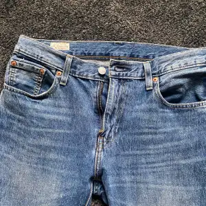 Levi’s Bleached Jeans. Sparsamt använda. Ordinarie Pris: 1.250 KR  Pris: 300 KR Skick: 9/10 Storlek: W30, L32