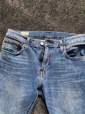 Levi Strauss & CO. Jeans - Levi’s Bleached Jeans. Sparsamt använda. Ordinarie Pris: 1.250 KR  Pris: 300 KR Skick: 9/10 Storlek: W30, L32