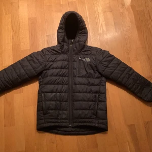 The North Face Jacka - Denna jacka är för barn 11-13 år, den är använd ungefär 10 gånger så den är i bra skick. Kontakta om du vill köpa så pratar vi om priset! ( Original Pris 1200kr )