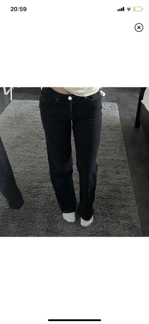 Jeans  - Jeans från madlady som jag köpte från en tjej härifrån men jag behöver sälja dem för att dem var lite för små för mig💗 Bilden är från tidigare säljaren, jag har endast prövat dem och hon hade inte använt mycket heller☺️ strl 36   150kr+frakt❤️