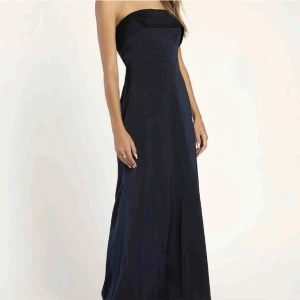 Balklänning Lulus - Säljer en balklänning i storlek xs men funkar även till S. Aldrig använd och i väldigt bra skick säljer då jag är för lång för den med klackar på (185cm). Originalpris 1700kr.