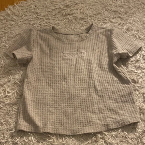 T-shorts från Hollister - Superskönt material och snygg☺️☺️