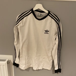 Adidas långärmad T-shirt  - Jätte snygg tröja, men tyvärr med en liten liten fläck längst ner som syns…  Går att vika upp så den inte syns om man vill 👍🏼