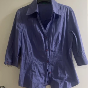 En blus - En lilla blus från United colors of benetton❤️