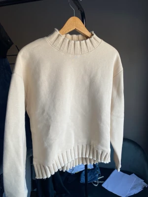 Tröja  - Tröja från zara  Skriv för frågor  📦frakt ingår ej📦