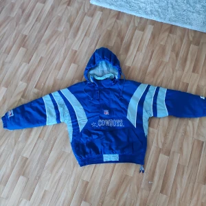 Vintage 90s starter jacket  - Hej, säljer nu min jacka som jag trodde skulle passa vilket den inte gjorde så den får åka vidare till någon annan som får bättre användning av den. Väldigt fint skick för att vara från 90talet och överlag. Storlek M men skulle passa fint som oversize S 