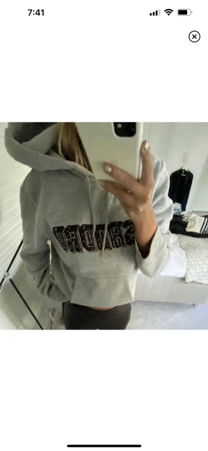 Sandro hoodie  - Unik sandro Paris hoodie som inte säljs längre. Den är i fint skick men några nitar har trillat av men inget som man lägger märke till över huvud taget. Passar perfekt på mig som är 1.68 och oftast bär S/M. Hör av er vid intresse eller funderingar💞