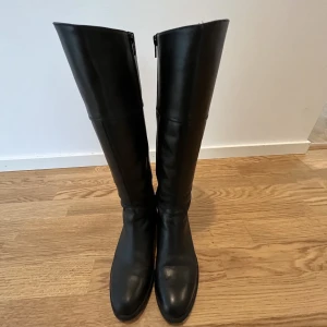 Vagabond stövlar  - Jag säljer mina fina läder stövlar i strl. 40 av märket Vagabond. Stövlarna är som nya, säljs pga de bara ligger i garderoben och kommer inte till användning.
