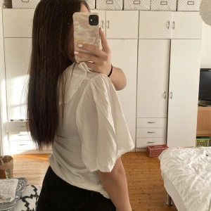 Vit topp  - En vit topp från Carin wester. Har volanger fram till och är super fin till sommaren. Säljer för det inte är min stil. Köparen står för frakten💗