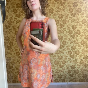 60S KLÄNNING - Supersnygg 60s klänning köpt 2hand. Relativt stretchigt material. Fint skick🌞👵