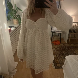 Klänning - Säljer denna otroligt fina klänning pga den var för liten. Några små fläckar men inget man tänker på.