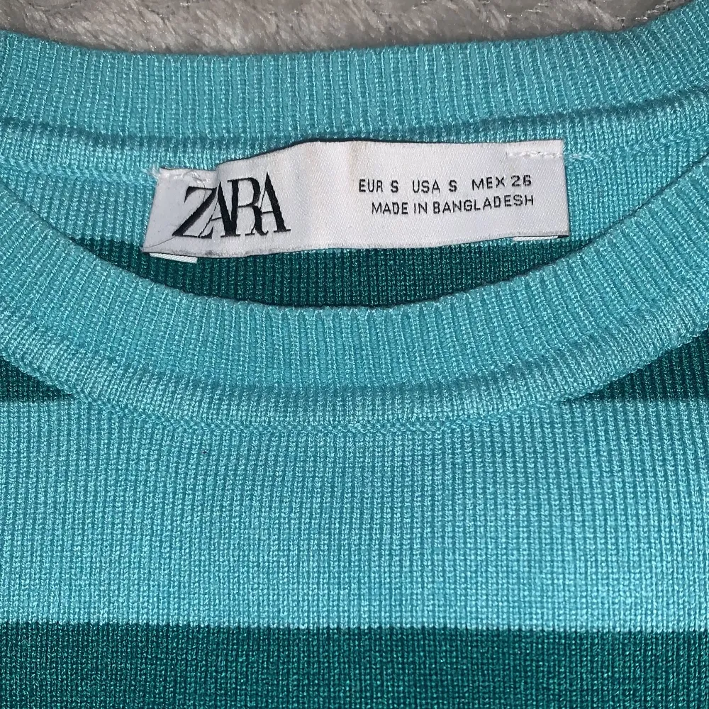 En blå/grön randig topp från Zara. Så snygg till sommaren!💋⚡️nypris 200kr💋. Toppar.