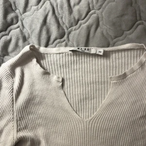 Tröja - Vit långärmad tröja med v ringning i storleken XXS🥰