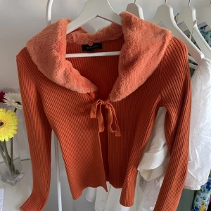 Tröja - Orange tröja med pälskrage. Ej använd! 