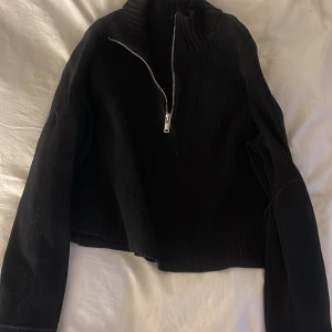 Stickad tröja  - superfin stickad tröja ifrån gina tricot🖤storlek s men mer som en xs!