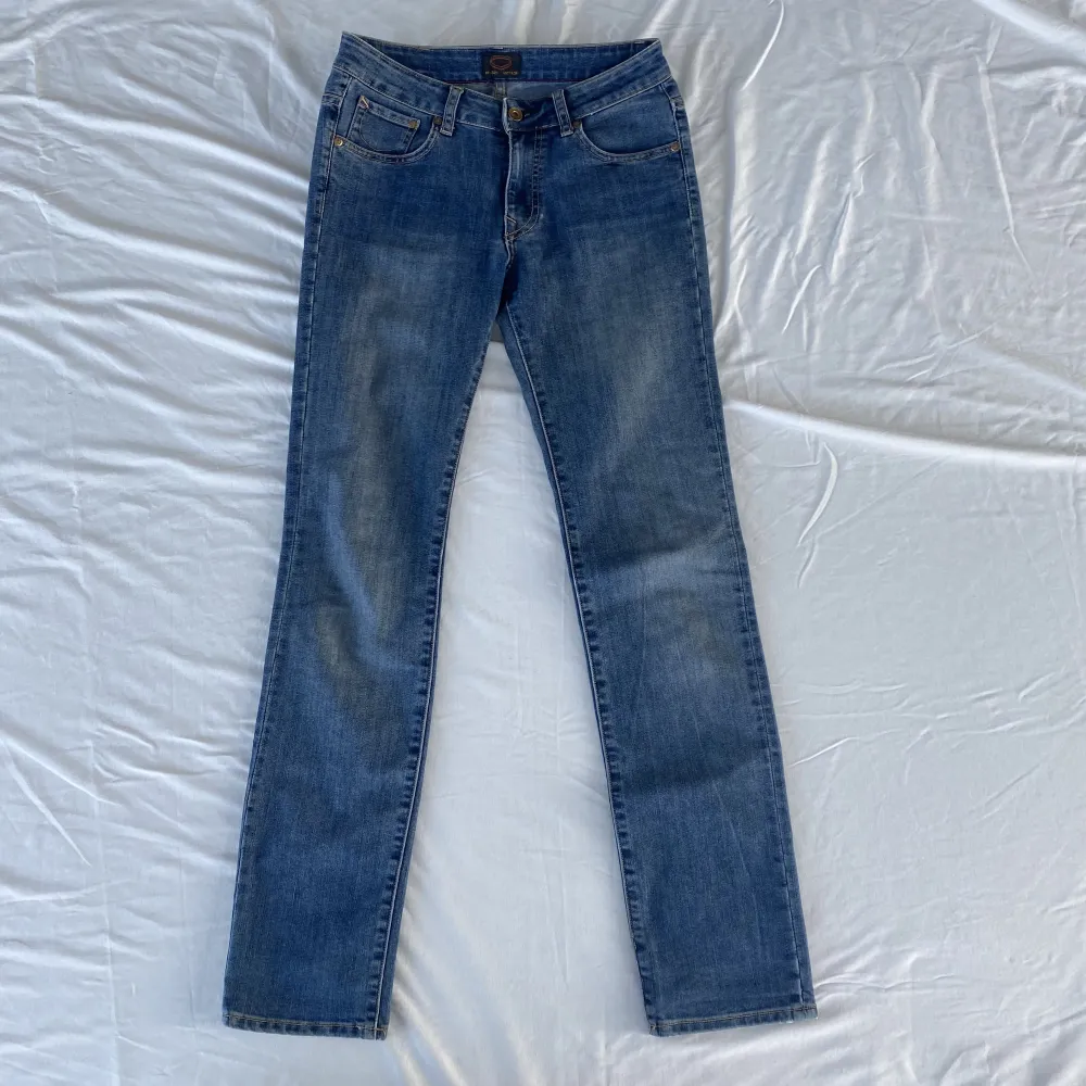 Så snygga low waist crocker jeans, straigt fit. Midja rakt över - 38 cm, innerbenslängd - 83 cm. Är stretchiga. Storlek W27L34 men skulle säga ca L32. Mycket bra skick. Köps via Swish eller köp nu 💋. Jeans & Byxor.