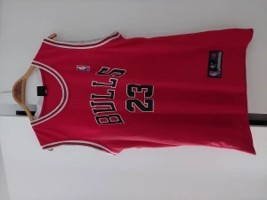 Nba chicago bulls Michael jordan linne - Nba chicago bulls Michael jordan linne i storlek XL, aldrig använd och har ingen slitnad, PAKETET KAN SKICKAS